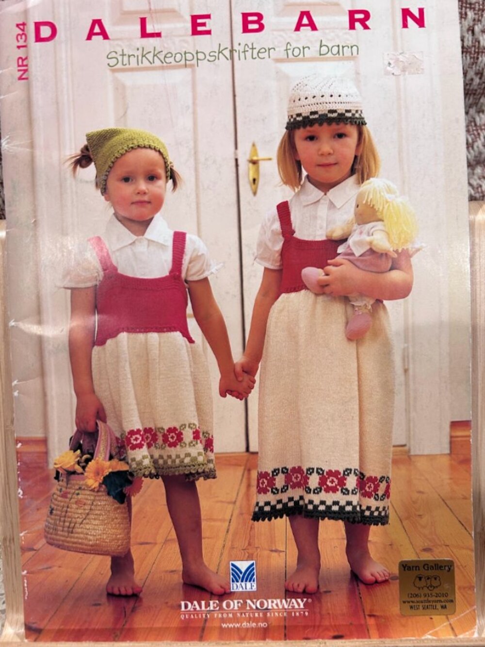 VINTAGE 2004 DALE OF NORWAY DALE BARN #134 CHILDRENS KNITTING PATTERN BOOK EUC